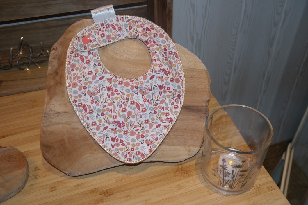 Bavoir bandana fleuris terracotta et moutarde