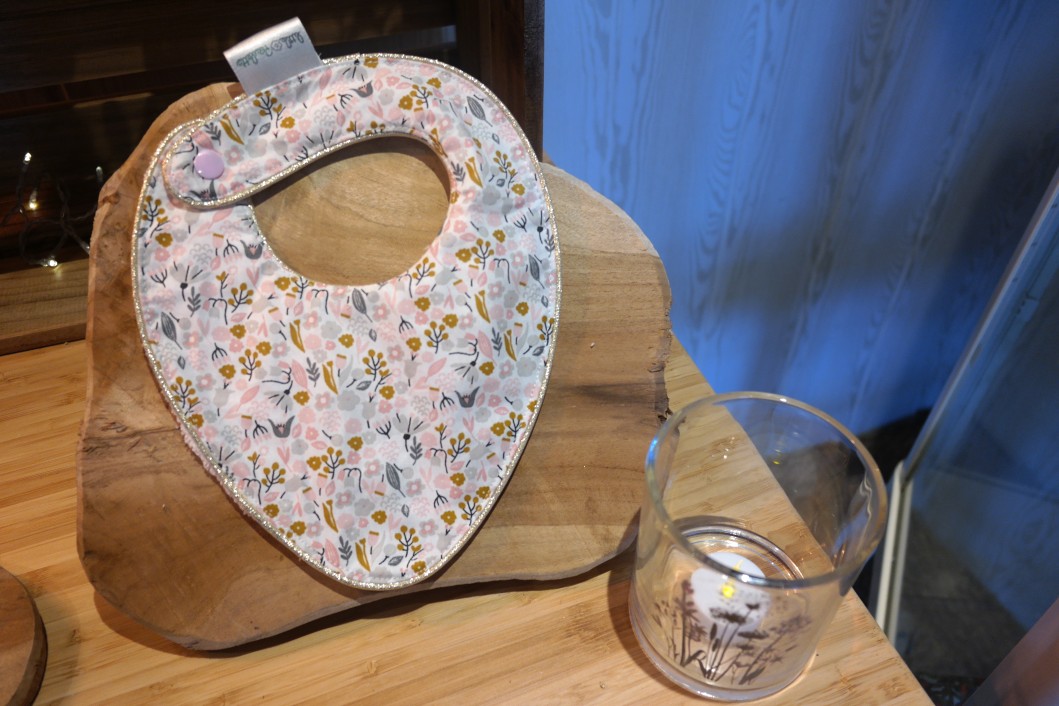 Bavoir bandana fleurs roses pâles