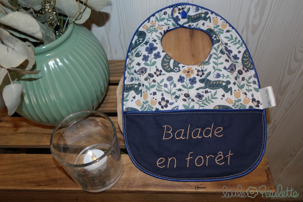 Bavoir brodé Balade en forêt