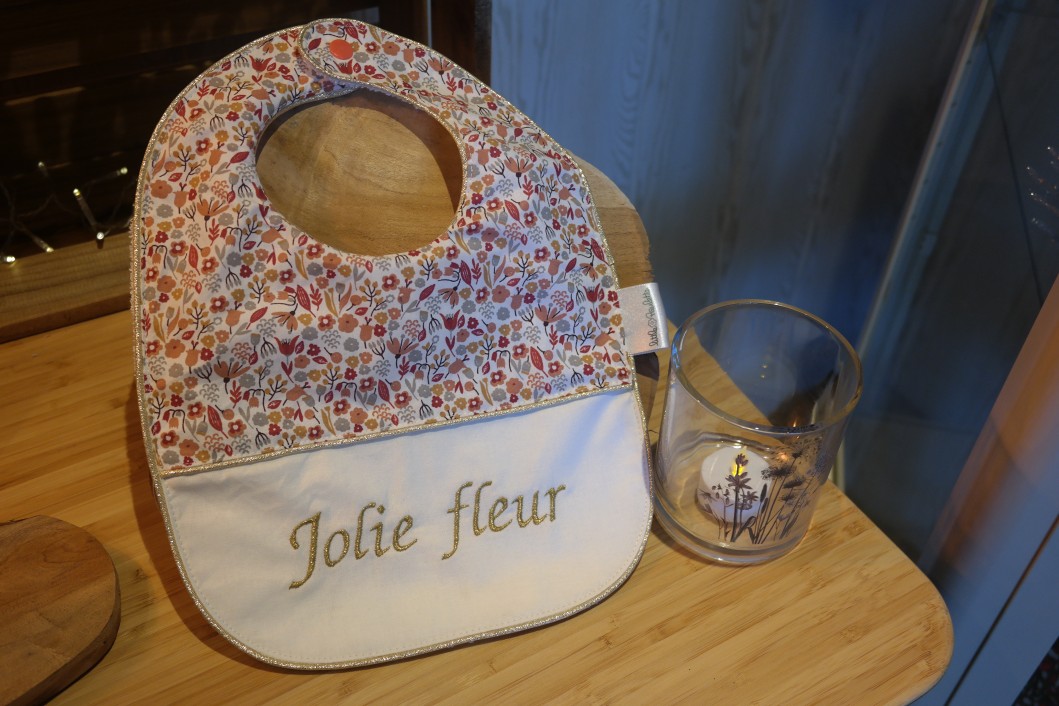 Bavoir brodé fleuri terracotta et moutarde