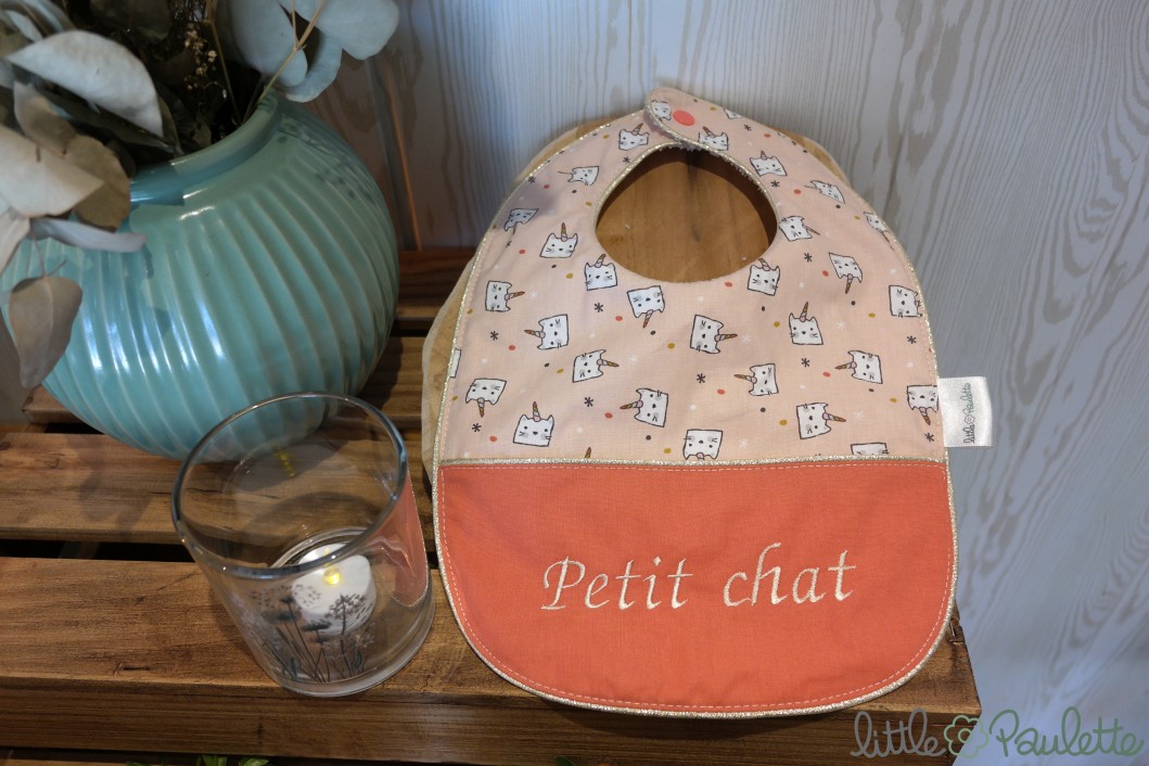 Bavoir brodé Petit chat