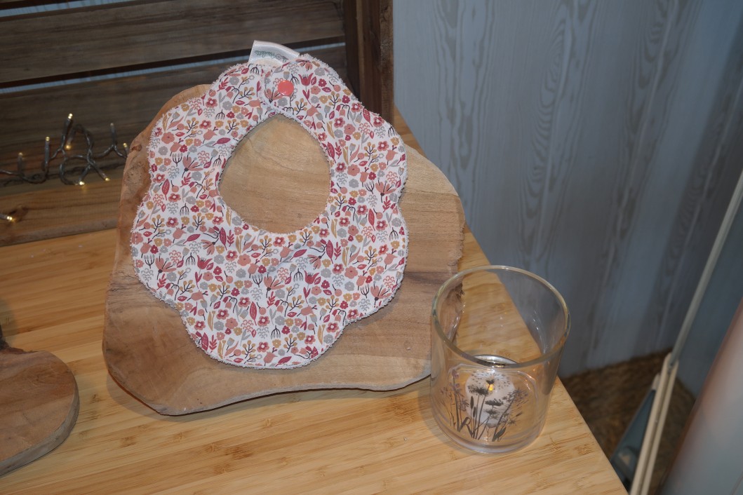 Bavoir fleur terracotta et moutarde