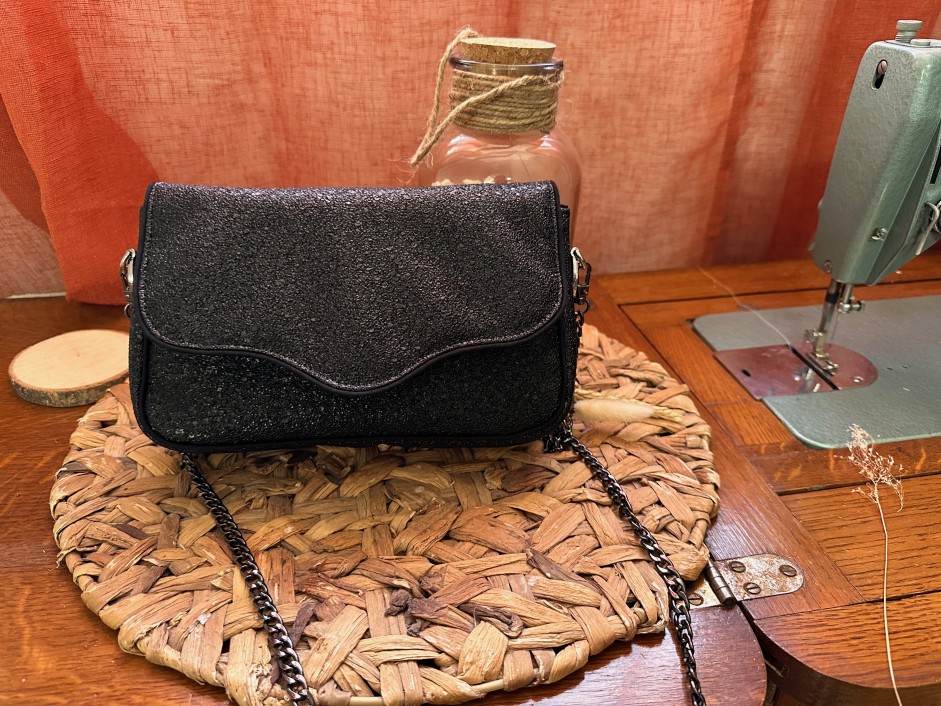 Ginny - Le sac pochette chic en simili cuir noir brillant