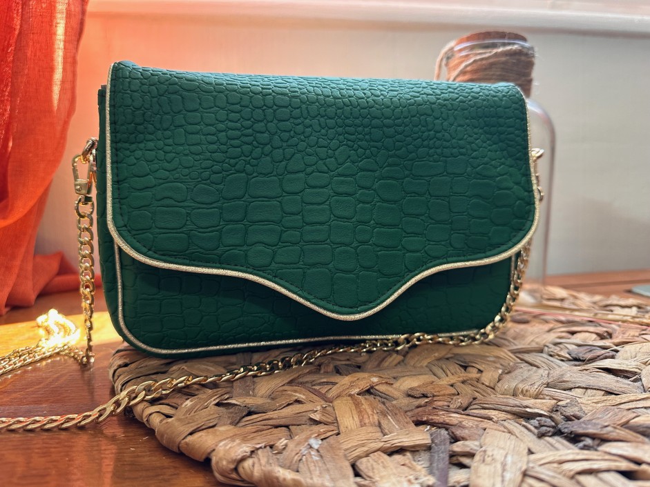 Ginny - Le sac pochette estival en simili cuir croco vert pétillant