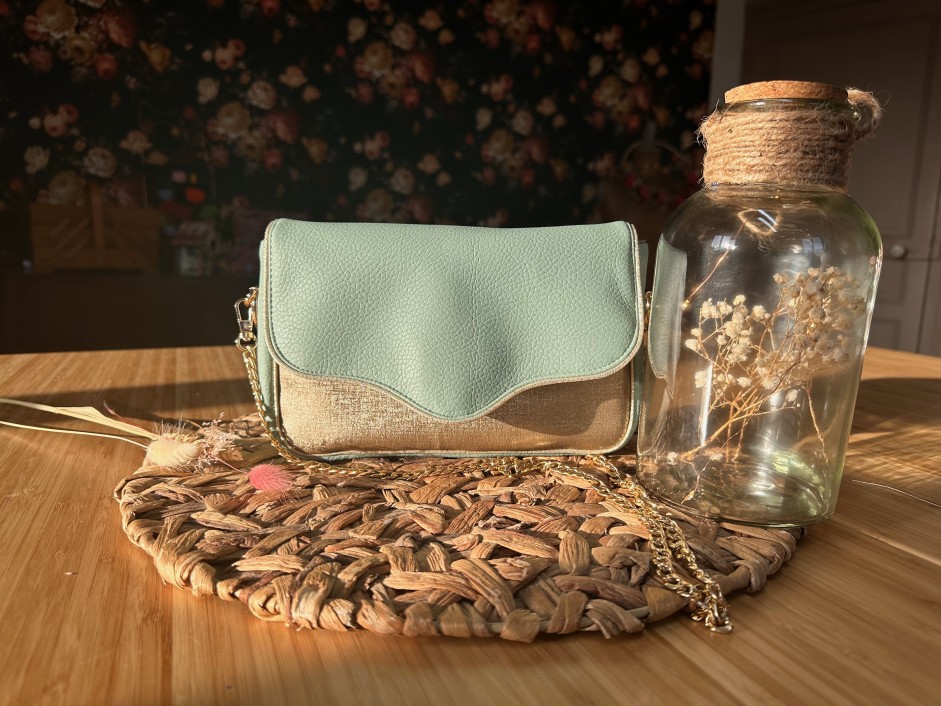 Ginny - Le sac pochette estival en simili cuir menthe et doré