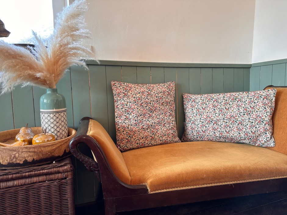 Grand coussin carré à motifs fleurs roses