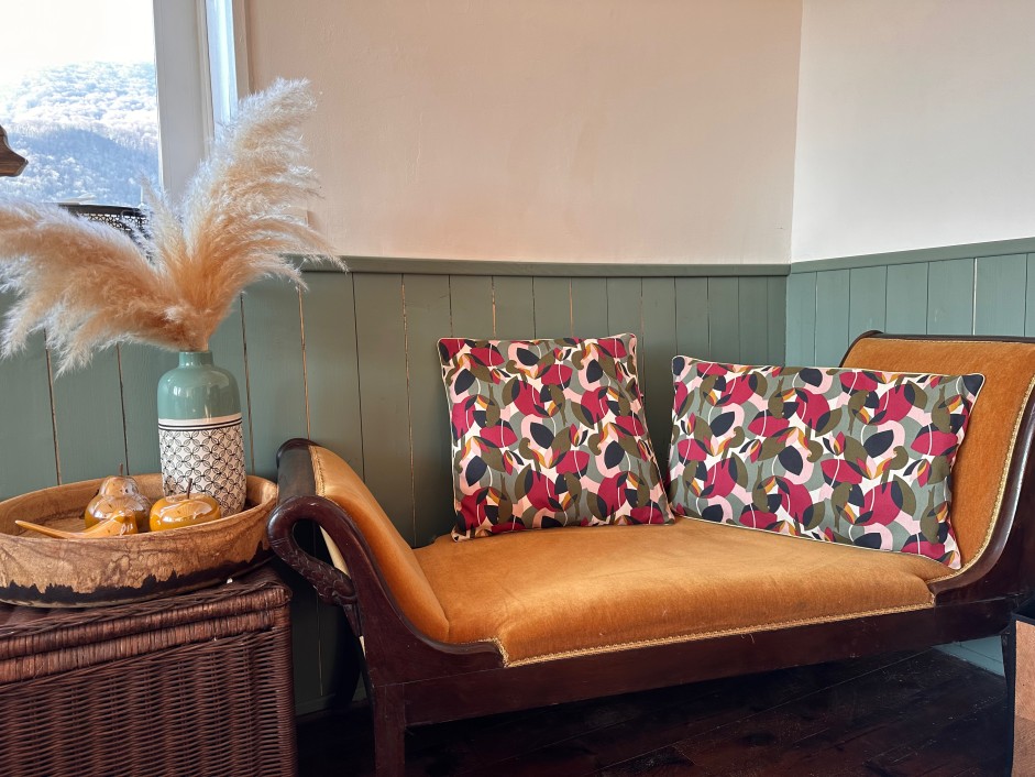 Grand coussin carré à motifs perroquets et feuillages