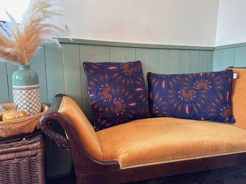 Grand coussin carré motifs art déco bleu et rose