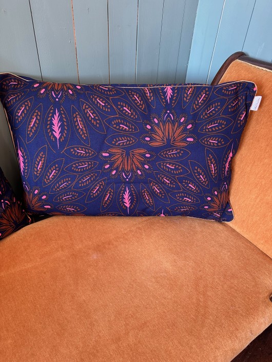 Grand coussin motifs art déco bleu et rose