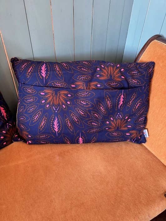 Grand coussin motifs art déco bleu et rose
