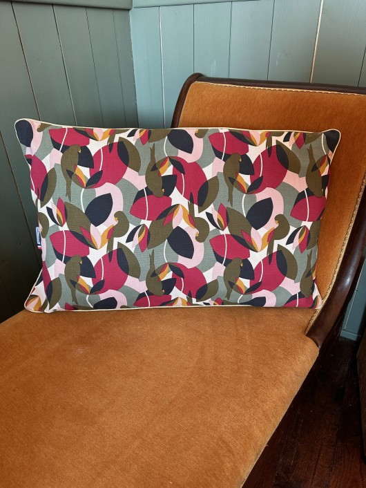 Grand coussin rectangulaire à motifs perroquets et feuillages