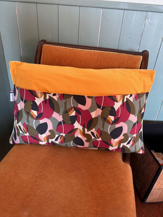 Grand coussin rectangulaire à motifs perroquets et feuillages