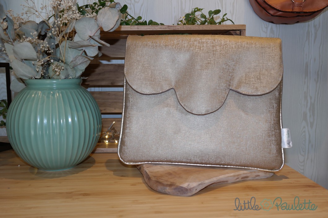 La pochette à rabat en simili cuir doré - Dona