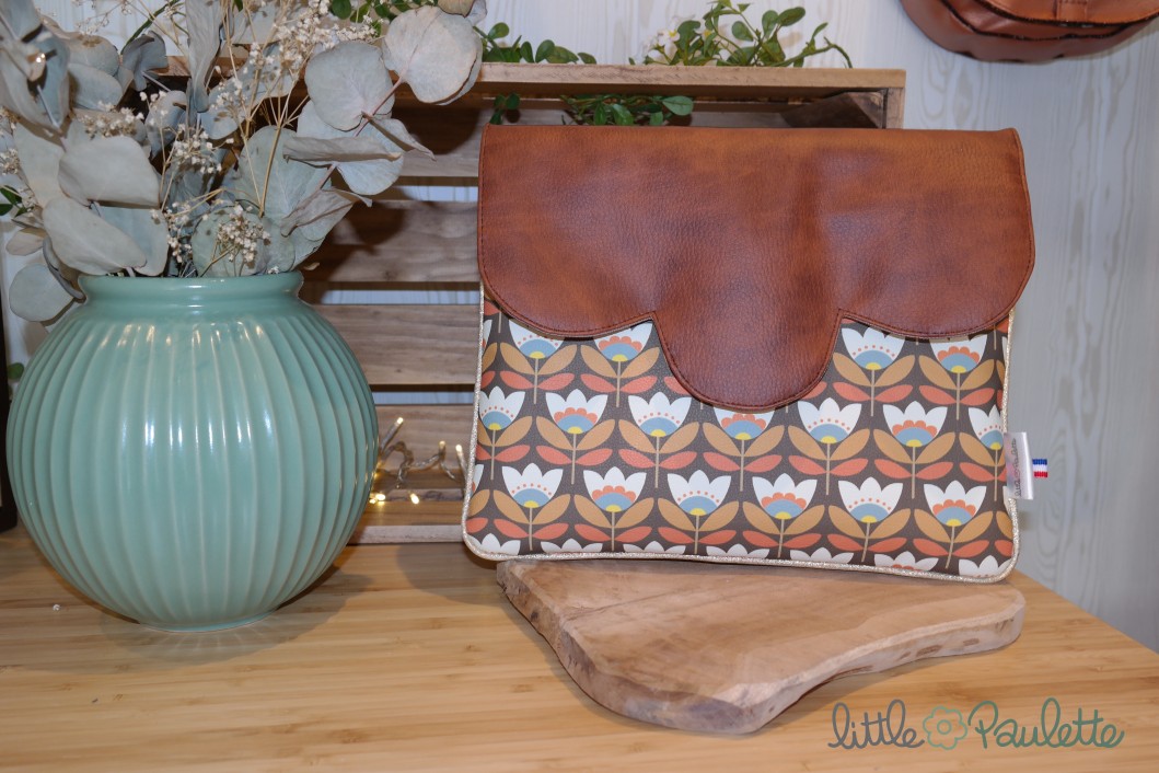 La pochette à rabat en simili cuir fleuri rétro - Géraldine