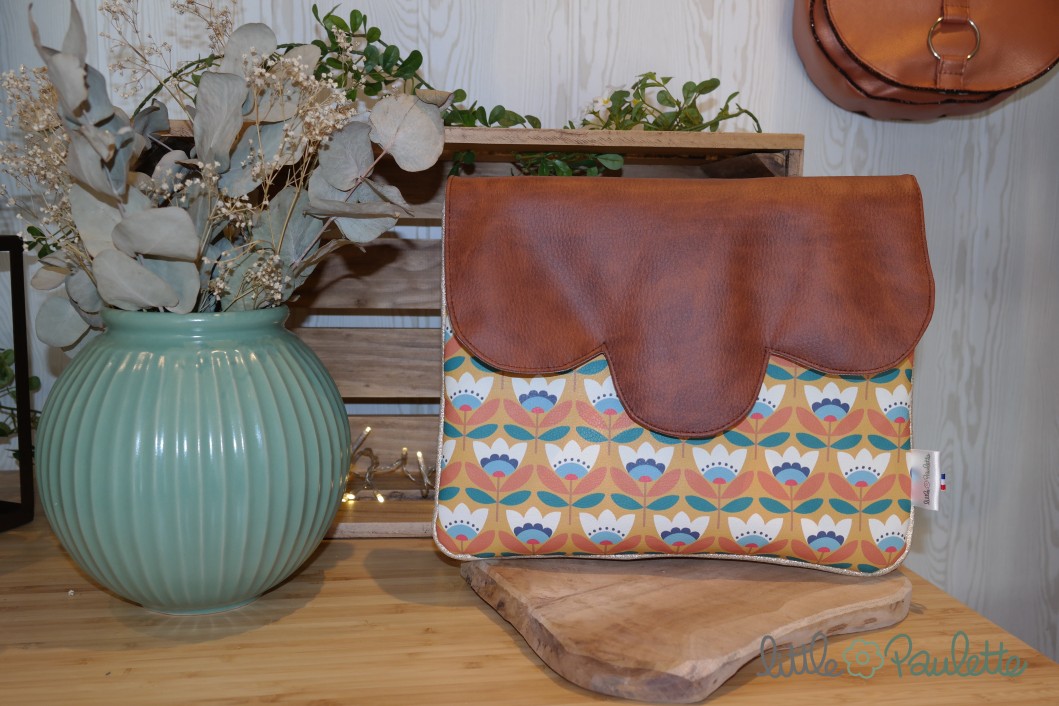 La pochette à rabat en simili cuir fleuri rétro - Yolande