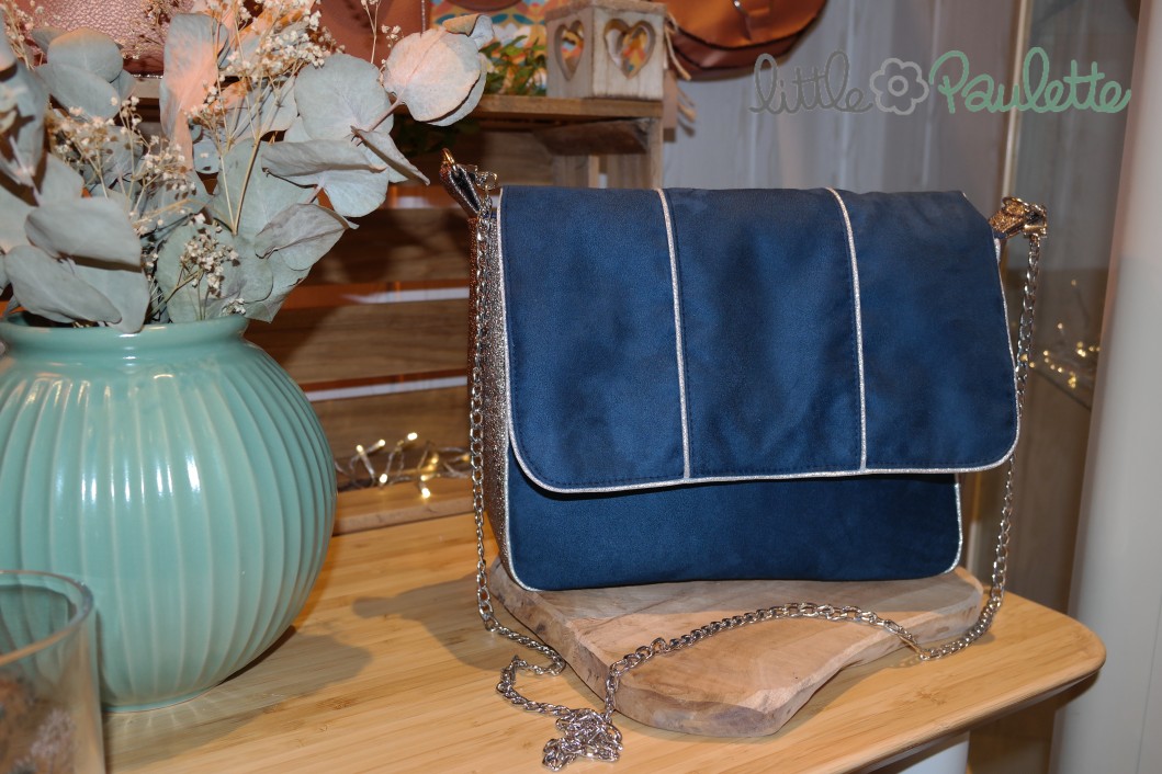 Annabelle - Le sac bandoulière à rabat en suédine bleue et simili argenté