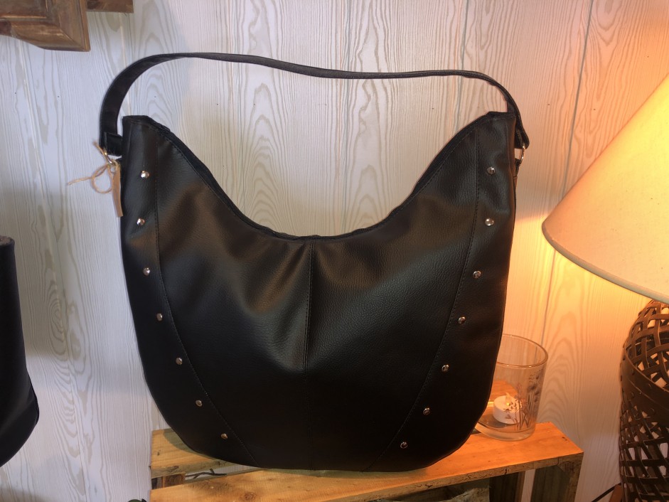 Vicky - Le sac clouté en simili cuir noir